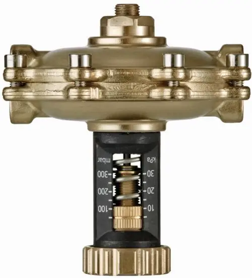 Differenzdruckregler von IMI Hydronic Engineering mit einer zentralen Druckmessung und Einstellmöglichkeiten, sichtbar sind Druckstufen von 50 bis 300 mbar.